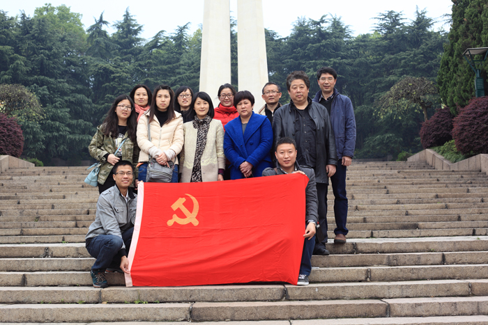 重温入党誓词 缅怀先烈